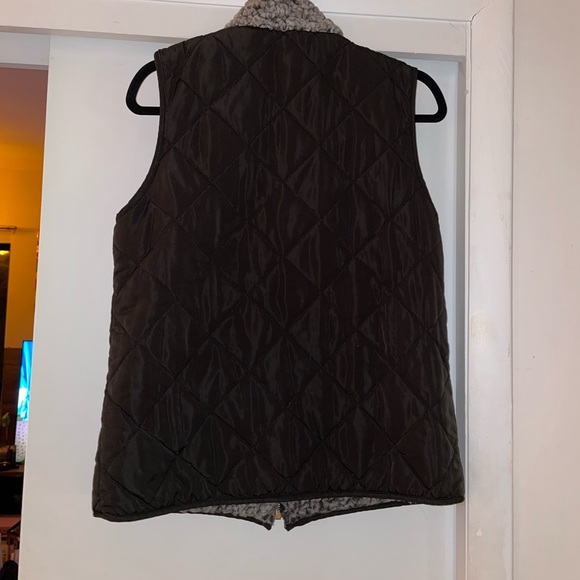 Reversible Vest (Black & Fluffy Gray) - Picture 2 of 6